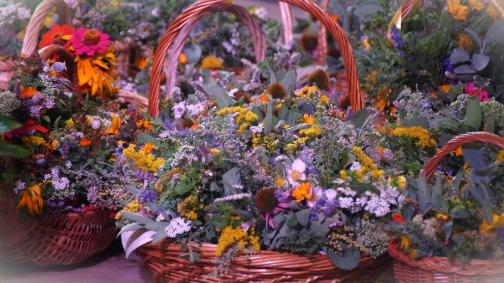 Blumenschmuck in der Kirche