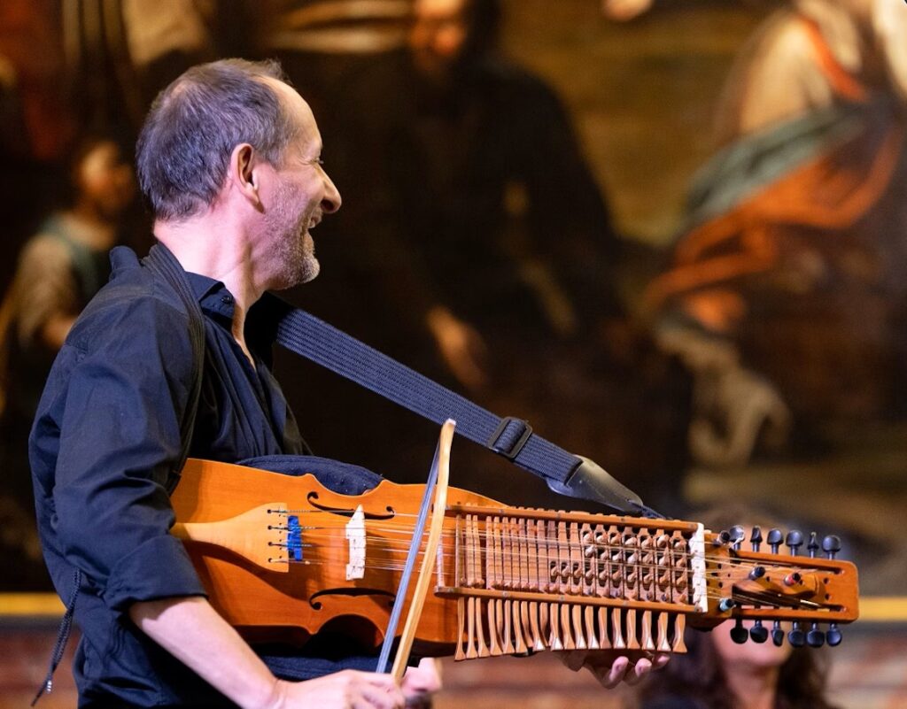Marco Ambrosini auf seiner „Nyckelharpa“ | © Nicolai Milatovic